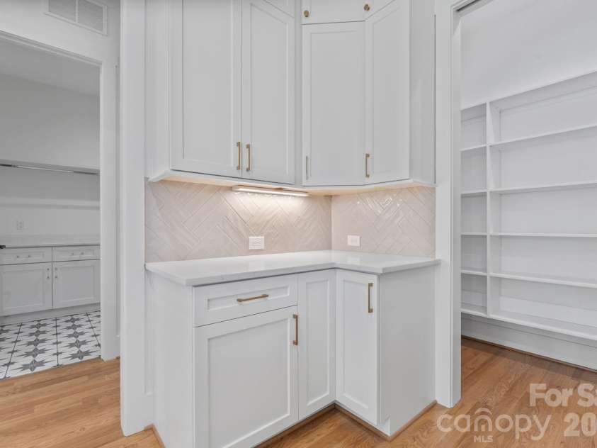 80 42nd Avenue Drive, Hickory, NC 28601.  MLS# CAR4426123, YatesRealty ID 52651. 