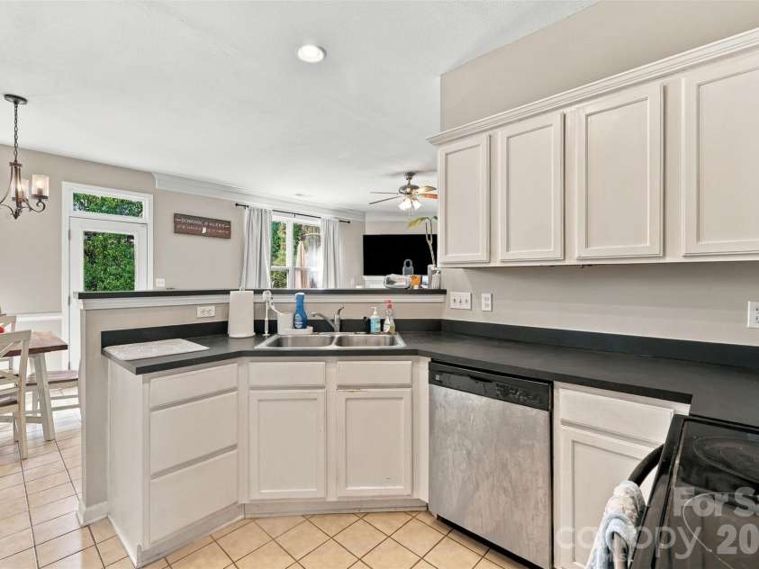 915 Rocky Meadows Lane, Concord, NC 28025.  MLS# CAR4426553, YatesRealty ID 52656. 