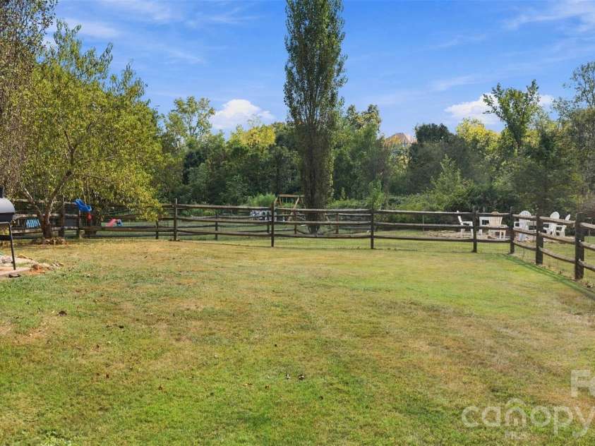 915 Rocky Meadows Lane, Concord, NC 28025.  MLS# CAR4426553, YatesRealty ID 52656. 