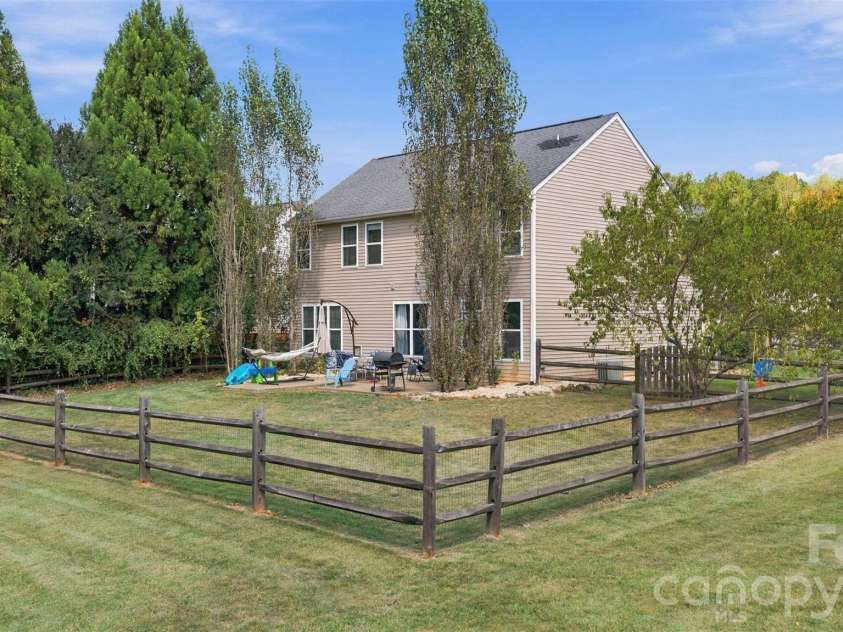 915 Rocky Meadows Lane, Concord, NC 28025.  MLS# CAR4426553, YatesRealty ID 52656. 