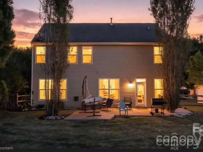 915 Rocky Meadows Lane, Concord, NC 28025.  MLS# CAR4426553, YatesRealty ID 52656. 