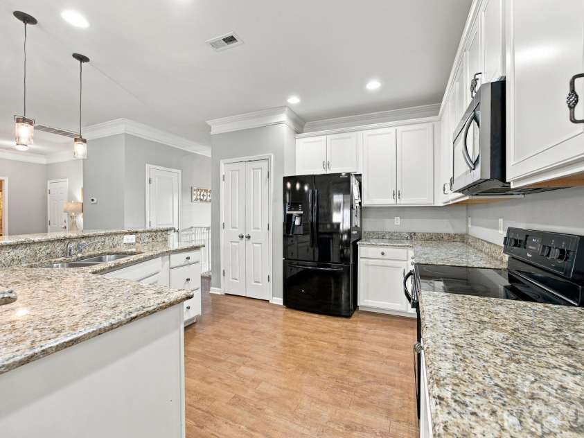 5857 McClintock Drive, Denver, NC 28037.  MLS# CAR4420442, YatesRealty ID 52659. Beautiful Kitchen