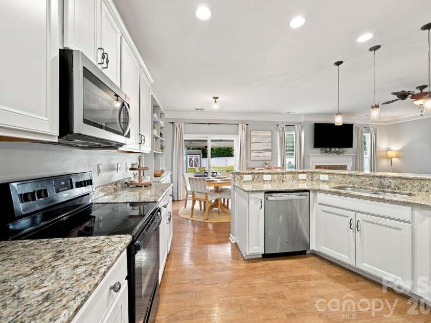 5857 McClintock Drive, Denver, NC 28037.  MLS# CAR4420442, YatesRealty ID 52659. Kitchen and Breakfast area