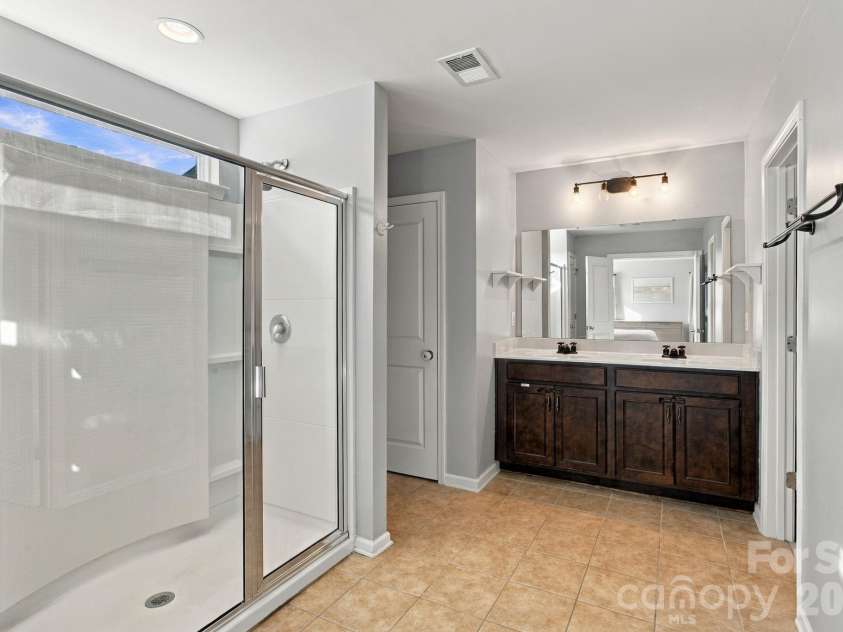 5857 McClintock Drive, Denver, NC 28037.  MLS# CAR4420442, YatesRealty ID 52659. Primary Bath