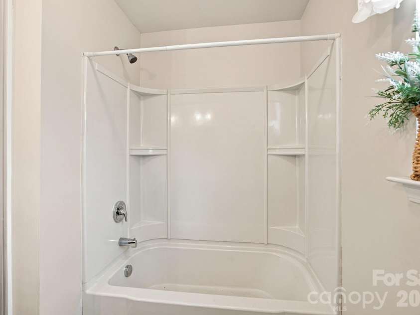 5857 McClintock Drive, Denver, NC 28037.  MLS# CAR4420442, YatesRealty ID 52659. Tub/Shower Combo