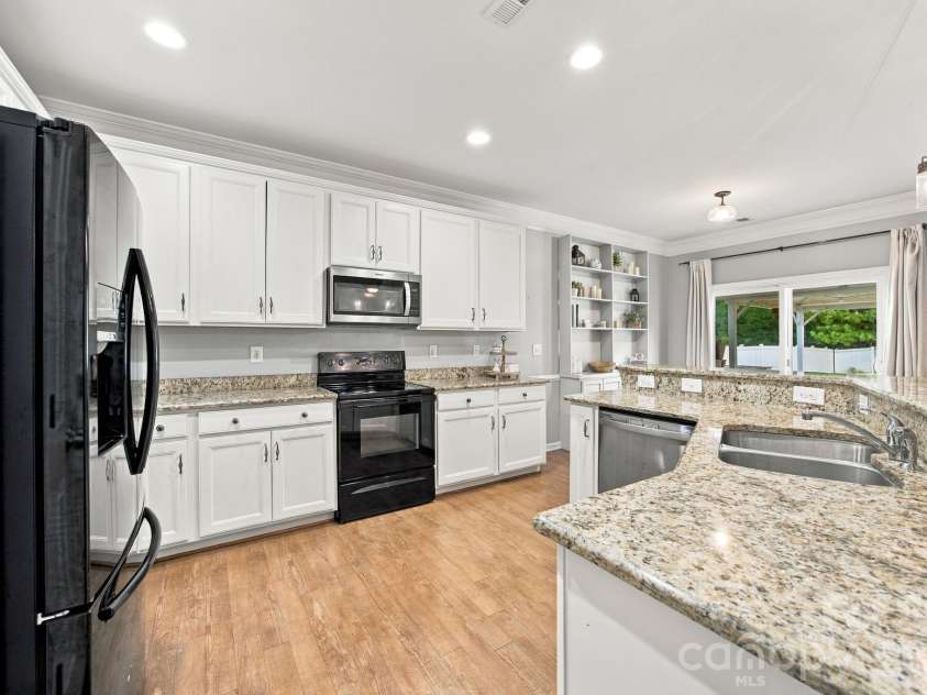 5857 McClintock Drive, Denver, NC 28037.  MLS# CAR4420442, YatesRealty ID 52659. White Cabintry