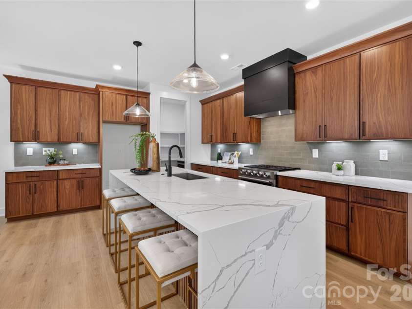2710 Catalina Avenue, Charlotte, NC 28206.  MLS# CAR4419111, YatesRealty ID 52660. 