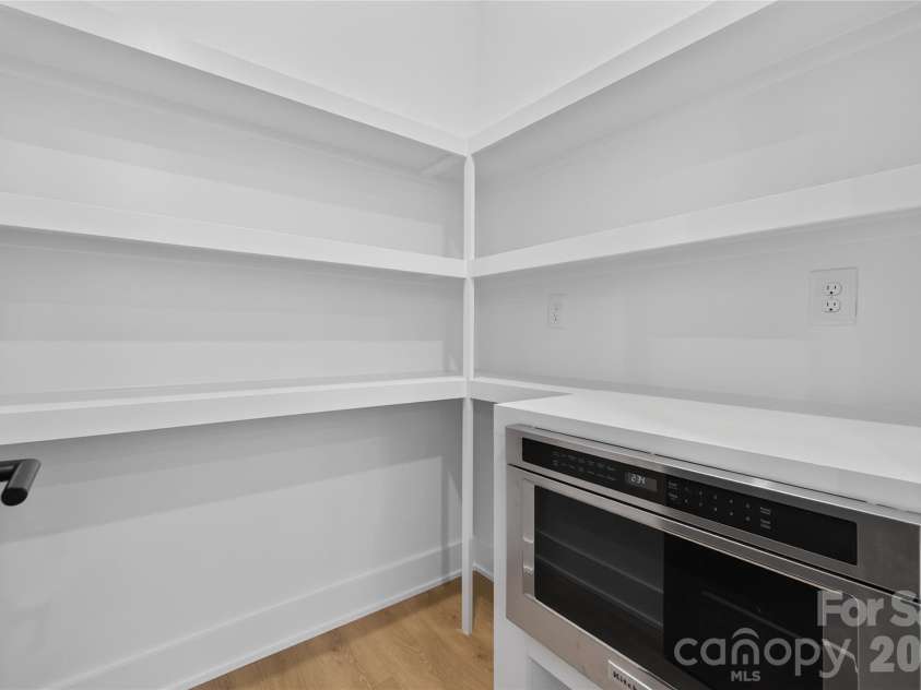 2710 Catalina Avenue, Charlotte, NC 28206.  MLS# CAR4419111, YatesRealty ID 52660. 
