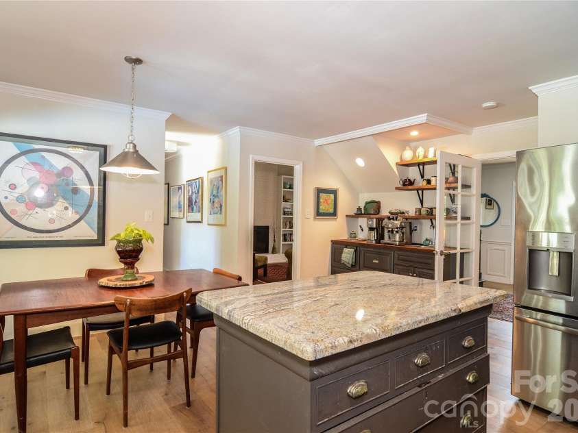 500 Laurel Fork Drive, Matthews, NC 28105.  MLS# CAR4424461, YatesRealty ID 52672. Eat-in Kitchen