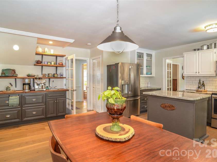 500 Laurel Fork Drive, Matthews, NC 28105.  MLS# CAR4424461, YatesRealty ID 52672. Kitchen
