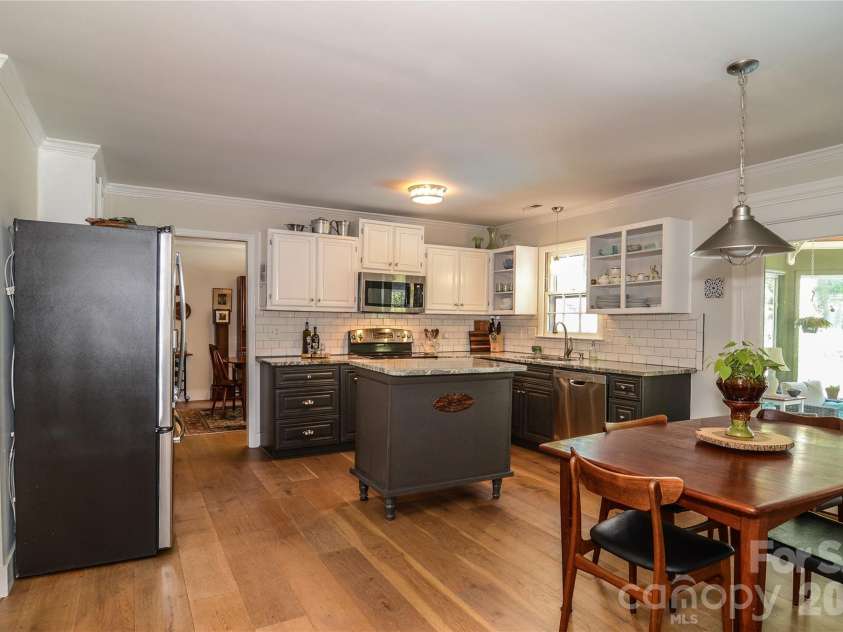 500 Laurel Fork Drive, Matthews, NC 28105.  MLS# CAR4424461, YatesRealty ID 52672. Kitchen