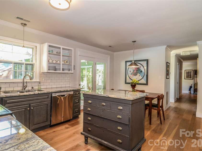 500 Laurel Fork Drive, Matthews, NC 28105.  MLS# CAR4424461, YatesRealty ID 52672. Kitchen  Island with Breakfast Area