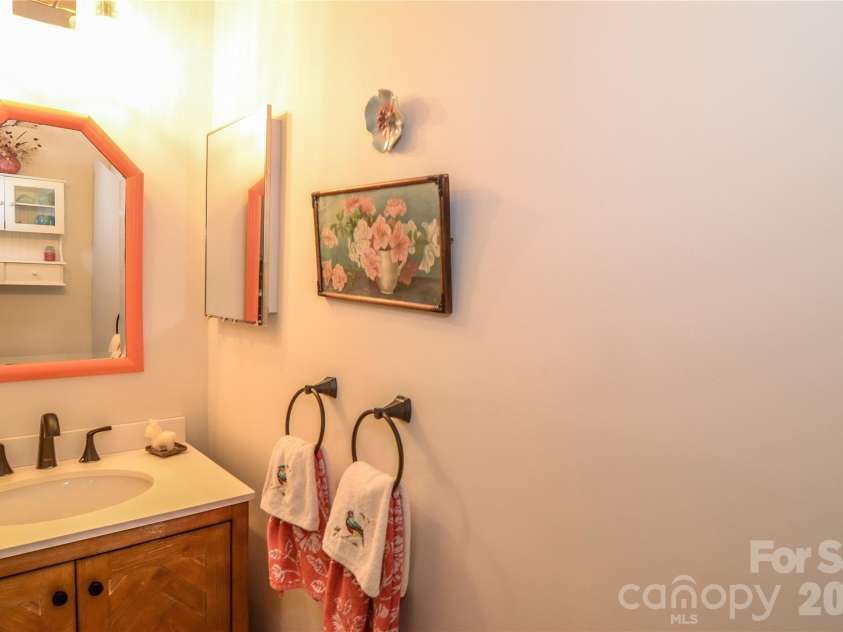 500 Laurel Fork Drive, Matthews, NC 28105.  MLS# CAR4424461, YatesRealty ID 52672. Main Floor Half Bath