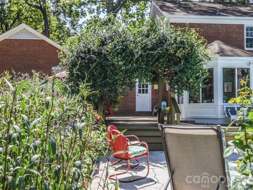 500 Laurel Fork Drive, Matthews, NC 28105.  MLS# CAR4424461, YatesRealty ID 52672. Perenial Filled Back Yard