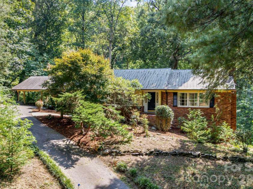 165 Cherokee Road, Asheville, NC 28804.  MLS# CAR4414099, YatesRealty ID 52673. 