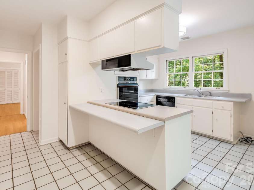 165 Cherokee Road, Asheville, NC 28804.  MLS# CAR4414099, YatesRealty ID 52673. 