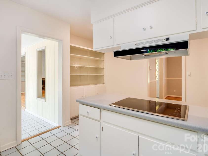 165 Cherokee Road, Asheville, NC 28804.  MLS# CAR4414099, YatesRealty ID 52673. 