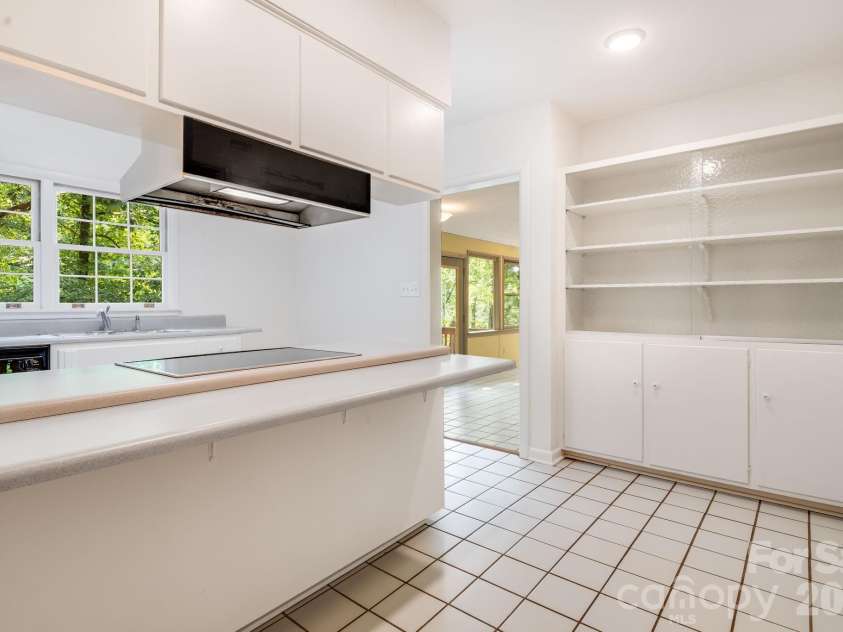 165 Cherokee Road, Asheville, NC 28804.  MLS# CAR4414099, YatesRealty ID 52673. 
