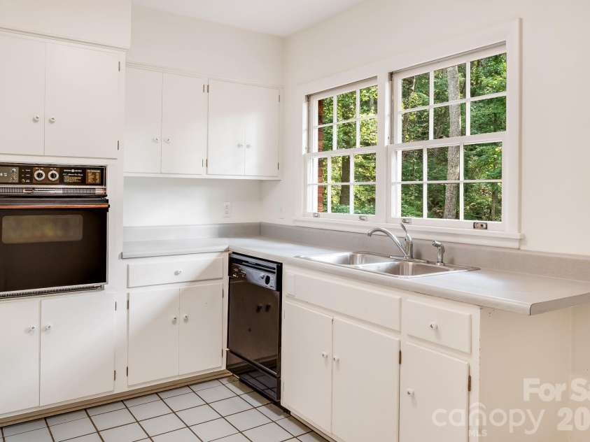 165 Cherokee Road, Asheville, NC 28804.  MLS# CAR4414099, YatesRealty ID 52673. 
