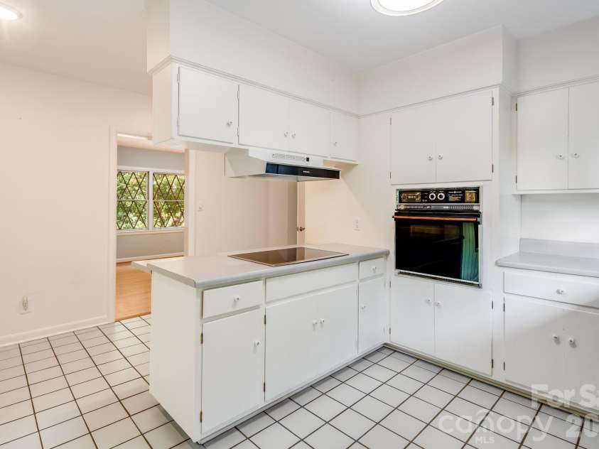 165 Cherokee Road, Asheville, NC 28804.  MLS# CAR4414099, YatesRealty ID 52673. 
