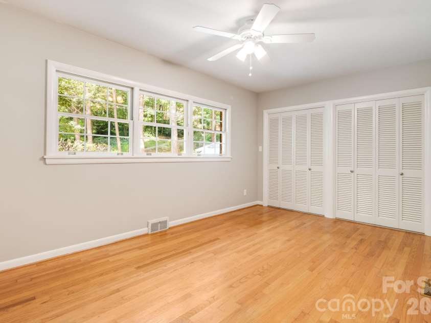 165 Cherokee Road, Asheville, NC 28804.  MLS# CAR4414099, YatesRealty ID 52673. 