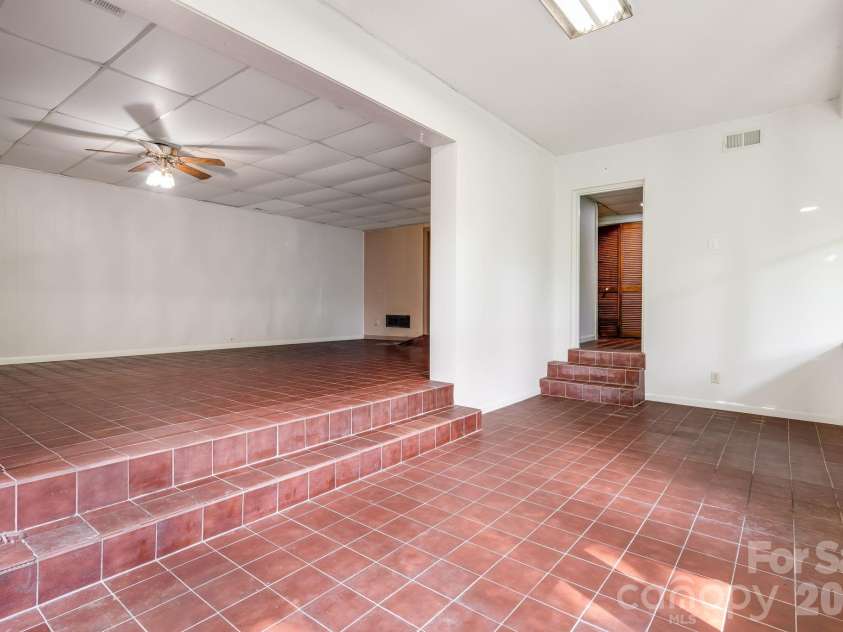 165 Cherokee Road, Asheville, NC 28804.  MLS# CAR4414099, YatesRealty ID 52673. 
