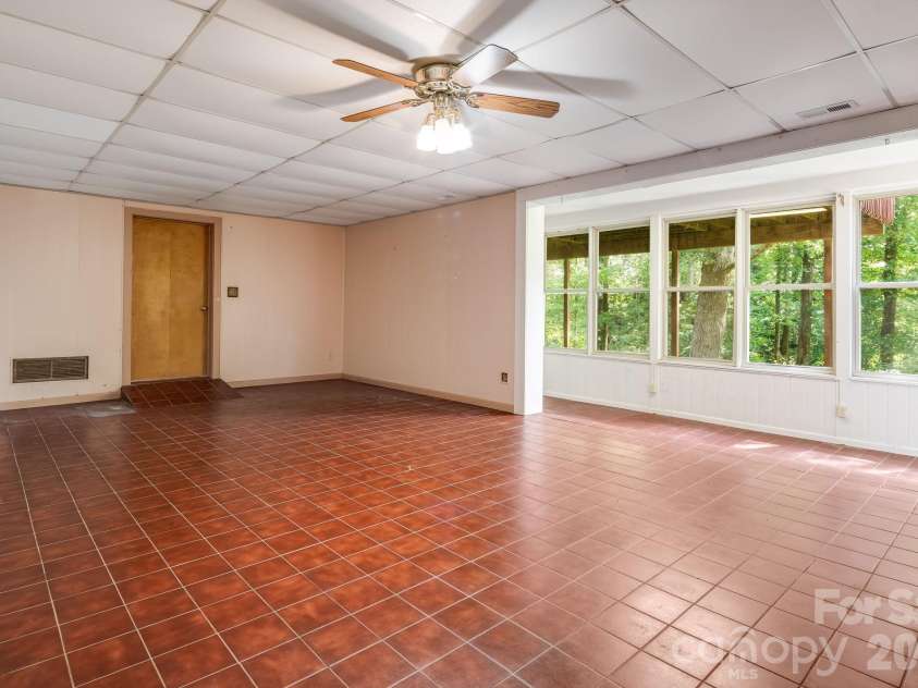 165 Cherokee Road, Asheville, NC 28804.  MLS# CAR4414099, YatesRealty ID 52673. 