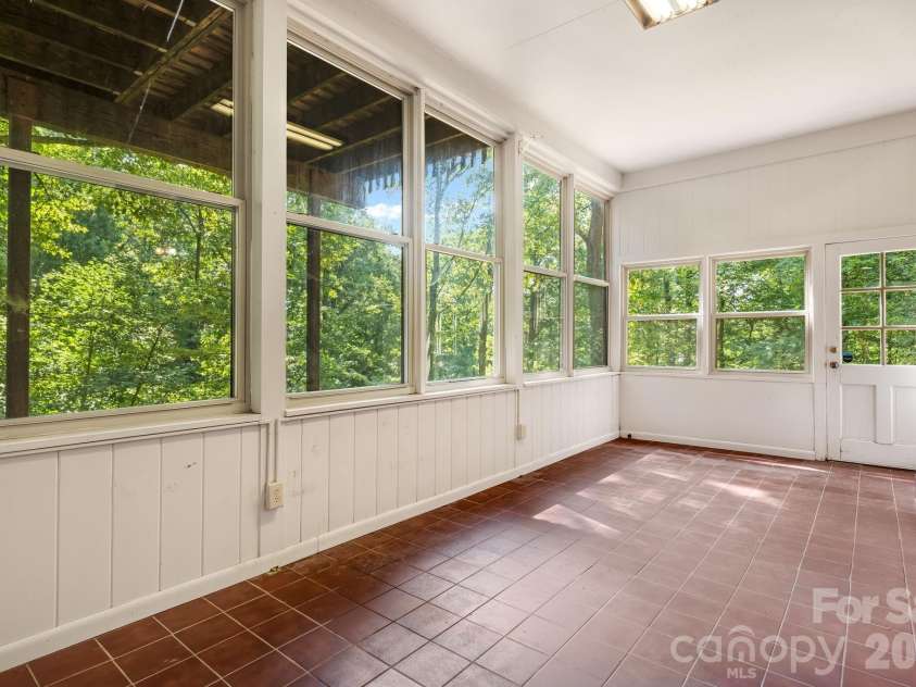 165 Cherokee Road, Asheville, NC 28804.  MLS# CAR4414099, YatesRealty ID 52673. 