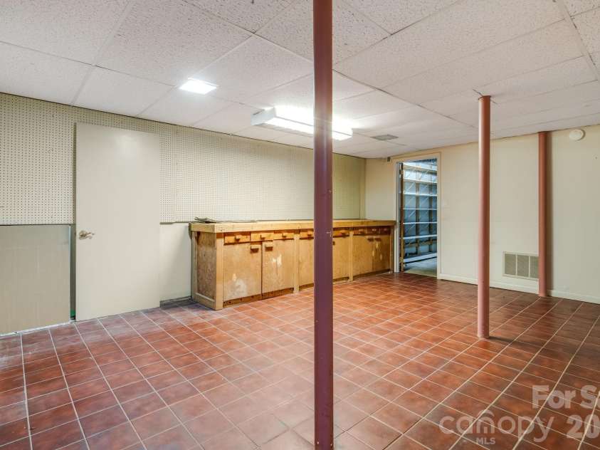 165 Cherokee Road, Asheville, NC 28804.  MLS# CAR4414099, YatesRealty ID 52673. 