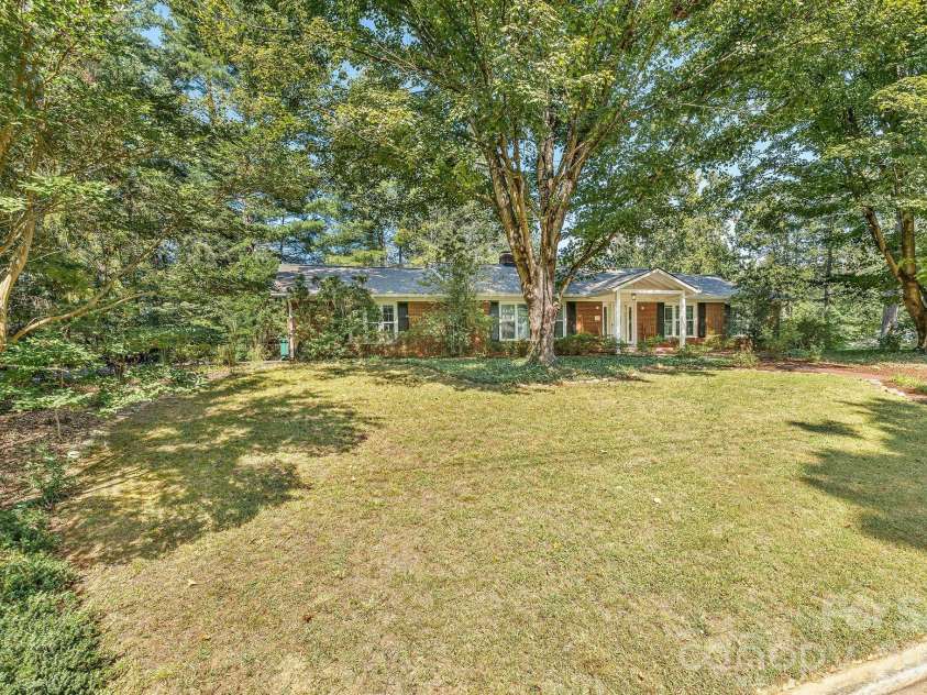 1 Pheasant Ridge Drive, Asheville, NC 28804.  MLS# CAR4424381, YatesRealty ID 52674. Expansive front yard on cul de sac st.