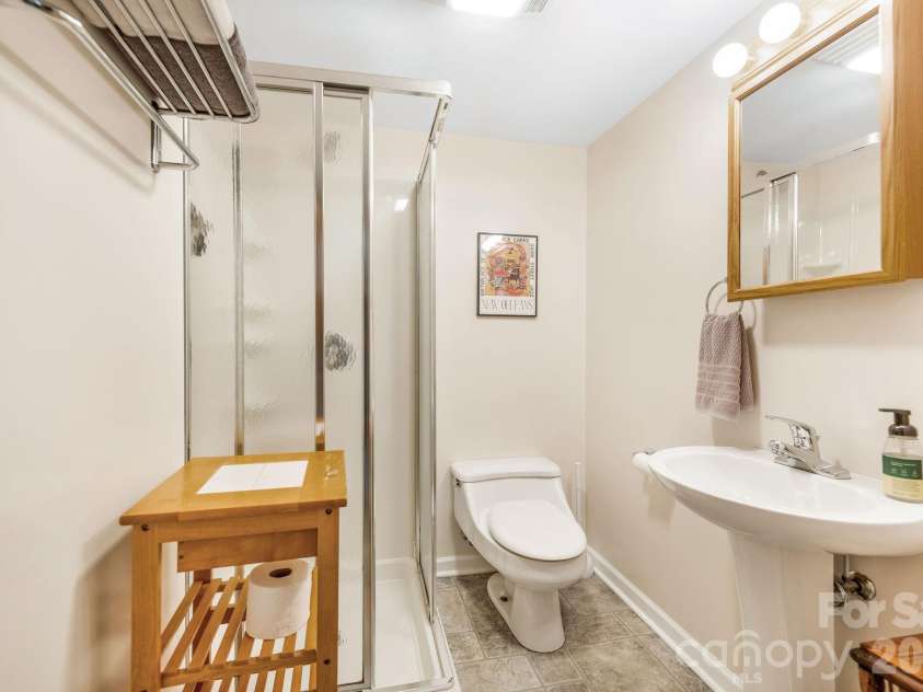 1 Pheasant Ridge Drive, Asheville, NC 28804.  MLS# CAR4424381, YatesRealty ID 52674. Lower level full bath