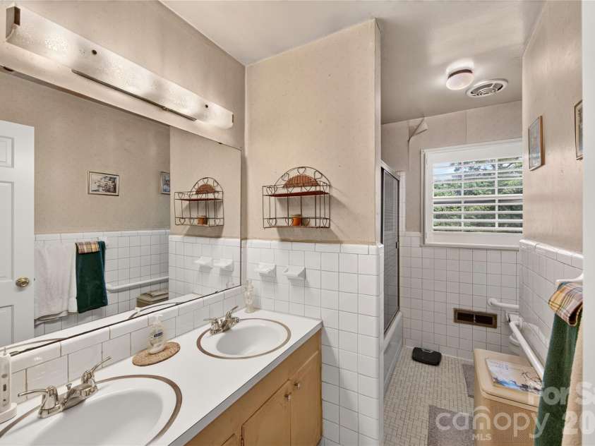 1100 Turnbridge Road, Charlotte, NC 28226.  MLS# CAR4394163, YatesRealty ID 52675. Hall bathroom