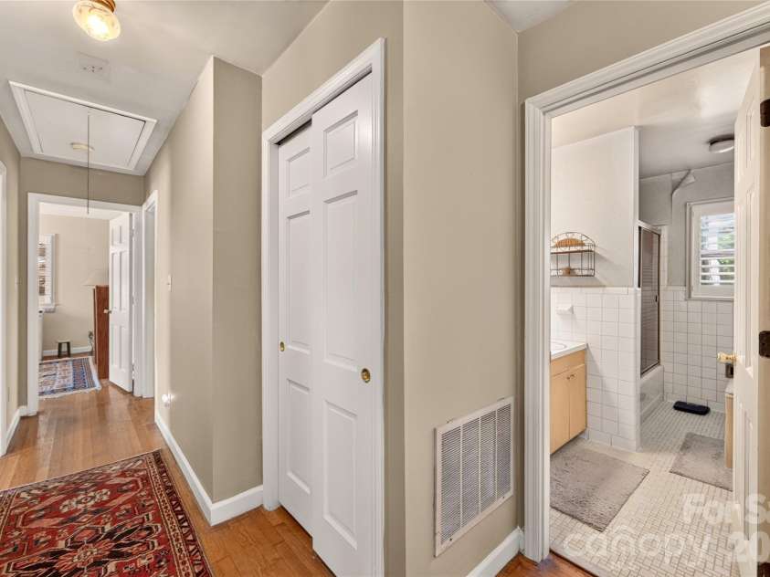 1100 Turnbridge Road, Charlotte, NC 28226.  MLS# CAR4394163, YatesRealty ID 52675. Hallway