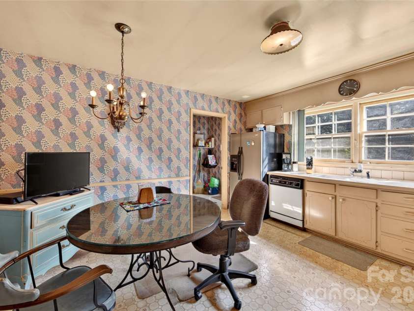 1100 Turnbridge Road, Charlotte, NC 28226.  MLS# CAR4394163, YatesRealty ID 52675. Kitchen