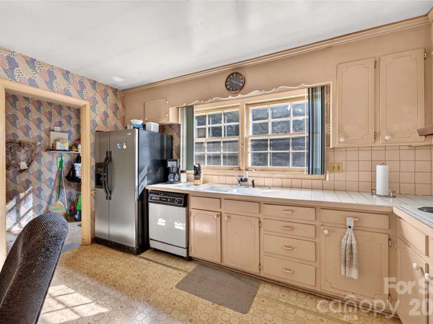 1100 Turnbridge Road, Charlotte, NC 28226.  MLS# CAR4394163, YatesRealty ID 52675. Kitchen