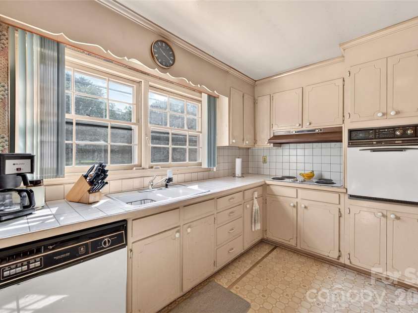1100 Turnbridge Road, Charlotte, NC 28226.  MLS# CAR4394163, YatesRealty ID 52675. Kitchen