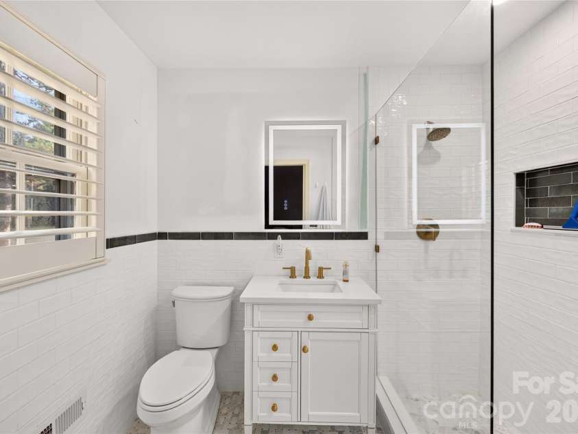 1100 Turnbridge Road, Charlotte, NC 28226.  MLS# CAR4394163, YatesRealty ID 52675. Primary bath