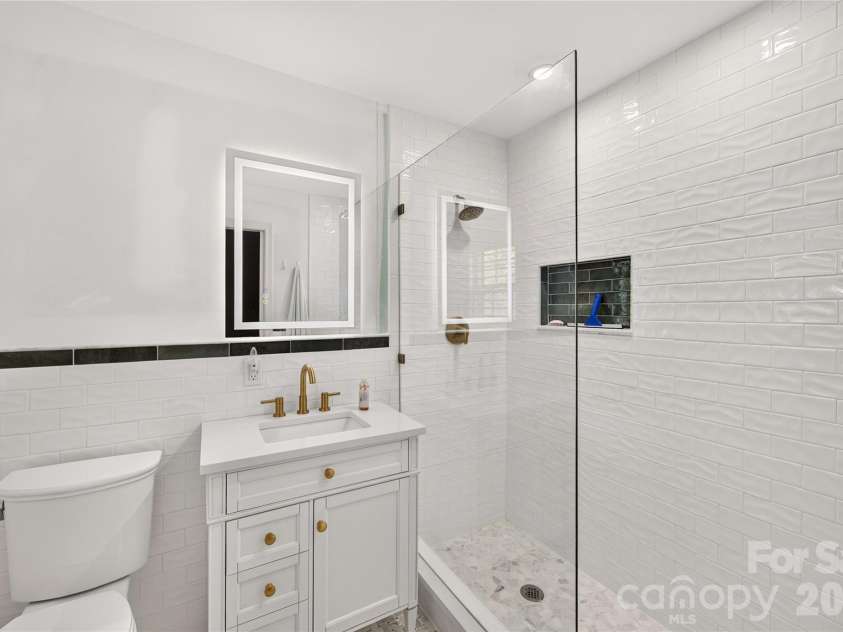 1100 Turnbridge Road, Charlotte, NC 28226.  MLS# CAR4394163, YatesRealty ID 52675. Primary Bath