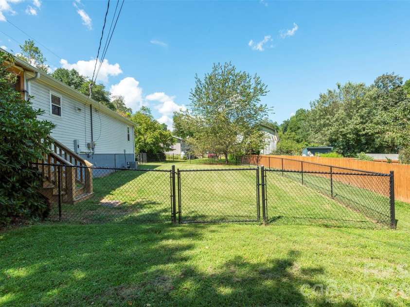18 Hookers Gap Road, Candler, NC 28715.  MLS# CAR4415032, YatesRealty ID 52679. 