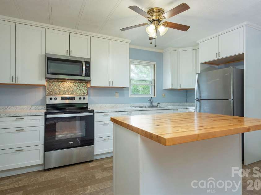 18 Hookers Gap Road, Candler, NC 28715.  MLS# CAR4415032, YatesRealty ID 52679. 