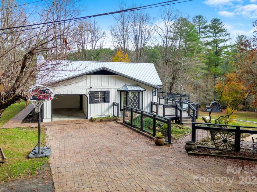 158 Glen Echo Lane, Hendersonville, NC 28739.  MLS# CAR4197828, YatesRealty ID 5268. 