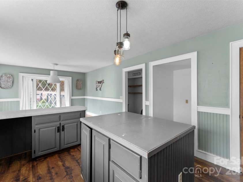 158 Glen Echo Lane, Hendersonville, NC 28739.  MLS# CAR4197828, YatesRealty ID 5268. Main Level Kitchen