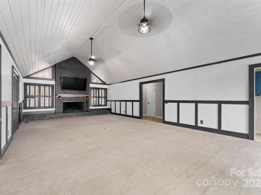 158 Glen Echo Lane, Hendersonville, NC 28739.  MLS# CAR4197828, YatesRealty ID 5268. Main Living room