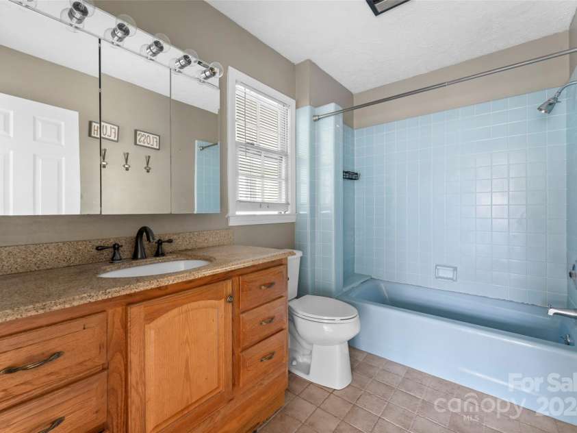 158 Glen Echo Lane, Hendersonville, NC 28739.  MLS# CAR4197828, YatesRealty ID 5268. Main Primary Bathroom