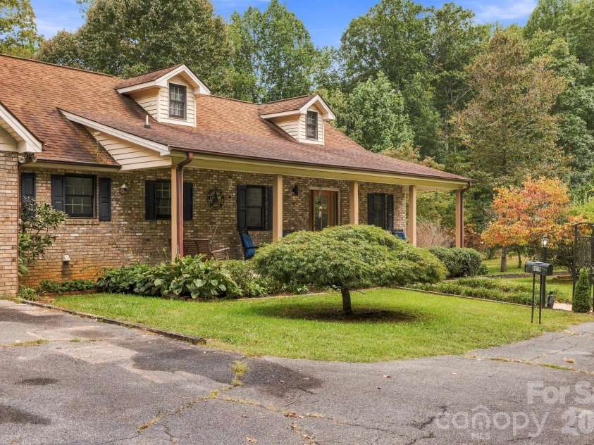 1079 Dupont Road, Hendersonville, NC 28739.  MLS# CAR4427510, YatesRealty ID 52680. 