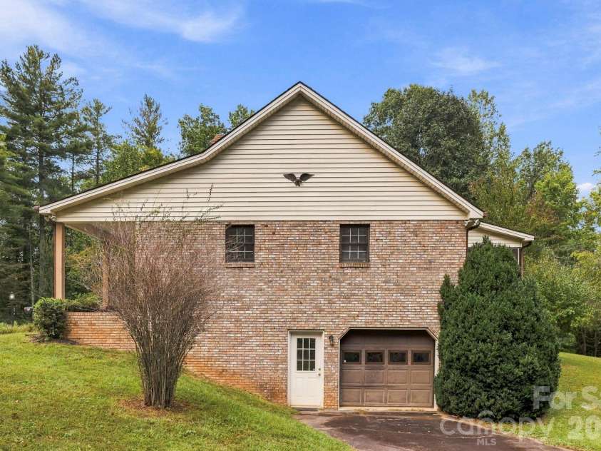 1079 Dupont Road, Hendersonville, NC 28739.  MLS# CAR4427510, YatesRealty ID 52680. 