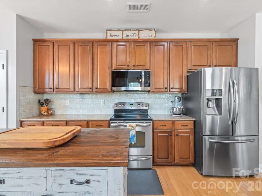 3327 Brackhill Street, Davidson, NC 28036.  MLS# CAR4418504, YatesRealty ID 52682. Abundant cabinetry with a space for everything