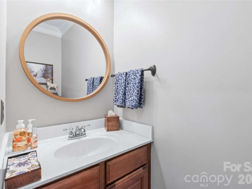 3327 Brackhill Street, Davidson, NC 28036.  MLS# CAR4418504, YatesRealty ID 52682. Convenient half bath just off kitchen and dining area