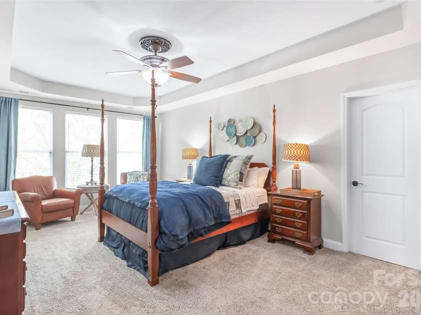 3327 Brackhill Street, Davidson, NC 28036.  MLS# CAR4418504, YatesRealty ID 52682. Spacious main level primary suite with sitting area
