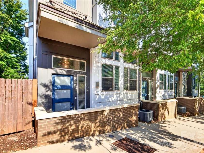 2010 Hawkins Street, Charlotte, NC 28203.  MLS# CAR4427386, YatesRealty ID 52683. 